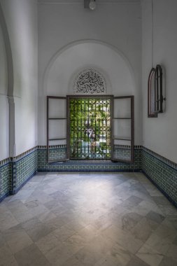 Paris, Fransa - 06 10 2023: Paris 'in büyük camii. Caminin açık penceresinden Cennet Bahçesi 'nin iç tarafına bak.
