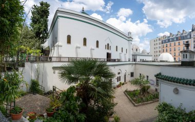 Paris, Fransa - 06 10 2023: Paris 'in büyük camii. Cennet Bahçesi 'nin içinden camii manzarası