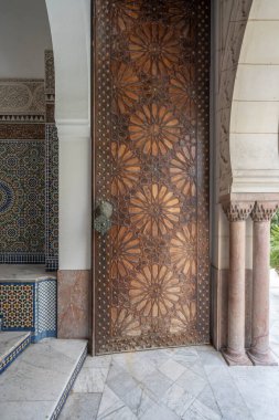 Paris, Fransa - 06 10 2023: Paris 'in büyük camii. Cami avlusunun kocaman kapısının ayrıntıları.