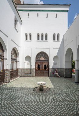 Paris, Fransa - 06 10 2023: Paris 'in büyük camii. Cennet Bahçesi 'nin içinden cami binasının manzarası