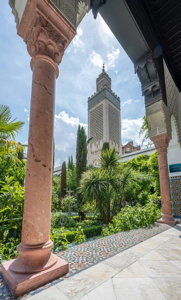 フランス 2023年 パリの素晴らしいモスク モスクの庭園からのミナレットのあるファサードの眺め — ストック写真
