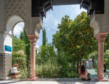 Paris, Fransa - 06 10 2023: Paris 'in büyük camii. İnsanların görünüşü, beyaz cephe, kolonlar ve caminin bahçesi.