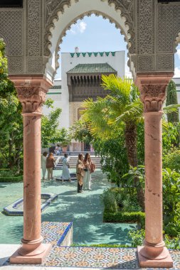Paris, Fransa - 06 10 2023: Paris 'in büyük camii. İnsanların görünüşü, beyaz cephe, kolonlar ve caminin bahçesi.
