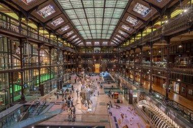 Paris, Fransa - 06 10 2023: Paris Büyük Evrim Galerisi. Parlak bir duvar ve tavanı olan galerinin genel manzarası