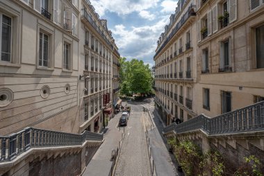 Paris, Fransa - 05: 20 2023: Konut binaları olan tipik bir taş merdiven manzarası