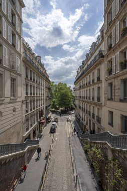 Paris, Fransa - 05: 20 2023: Konut binaları olan tipik bir taş merdiven manzarası