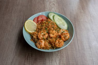 Asya mutfağı Still Life. Karides, domates, salatalık ve limonlu pirinç.