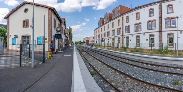 Obernai, Fransa - 06: 23 2023: Obernai tren istasyonu. Tren istasyonuna yakın bir demiryolu hattı görüntüsü