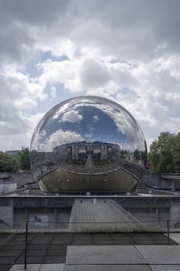 Paris, Fransa - 07 02 2023 Villette Kanalı. La Geode Manzarası ve Bilim ve Sanayi Müzesi