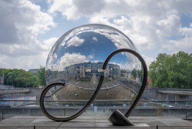 Paris, Fransa - 07 02 2023 Villette Kanalı. La Geode Manzarası ve Bilim ve Sanayi Müzesi