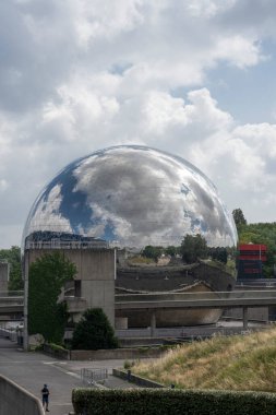 Paris, Fransa - 07 02 2023 Villette Kanalı. La Geode Manzarası ve Bilim ve Sanayi Müzesi