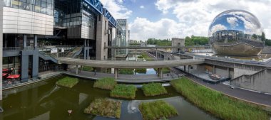 Paris, Fransa - 07 02 2023 Villette Kanalı. La Geode Manzarası ve Bilim ve Sanayi Müzesi