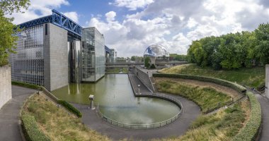 Paris, Fransa - 07 02 2023 Villette Kanalı. La Geode Manzarası ve Bilim ve Sanayi Müzesi