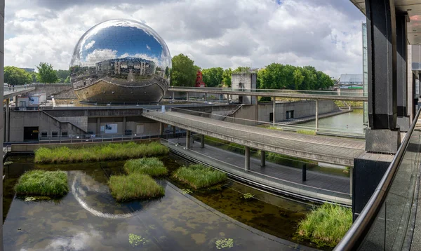 法国巴黎 2023 Villette Canal Geode景观与科学与工业博物馆的建设 — 图库照片