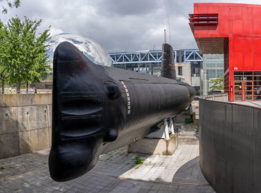 Paris, Fransa - 07 02 2023 Villette Kanalı. Rıhtımdaki siyah bir denizaltının görüntüsü.