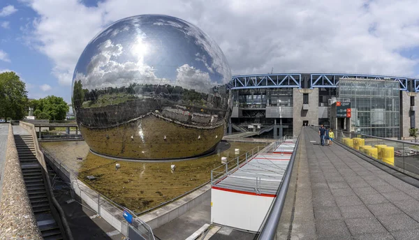 Paris, Fransa - 07 02 2023 Villette Kanalı. La Geode Manzarası ve Bilim ve Sanayi Müzesi