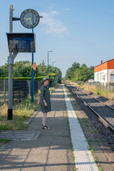 Станция Гоксвиллер Стоящая Женщина Соломенной Шляпе Голубой Лентой Ждёт Поезда — стоковое фото