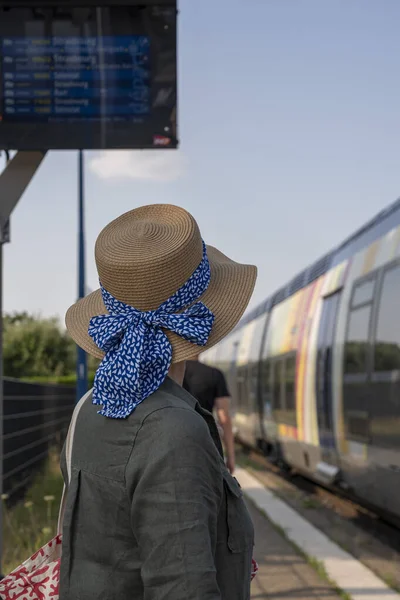 Gare Goxwiller Une Femme Debout Portant Chapeau Paille Avec Ruban — Photo