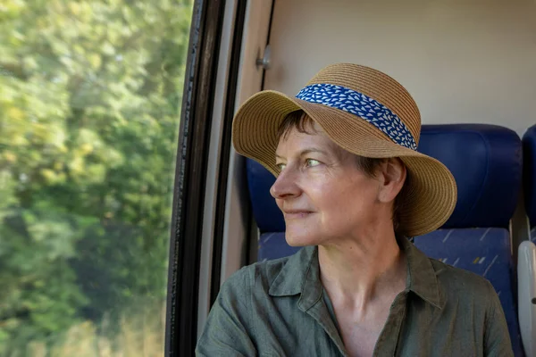 Estación Tren Goxwiller Una Mujer Sentada Usando Sombrero Paja Con — Foto de Stock