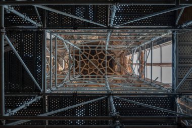 Strasbourg, Fransa - 06: 26 2023: Strasbourg Katedrali: Tavanın yüksek kulesi ve iskelesi içerisinden görüntü