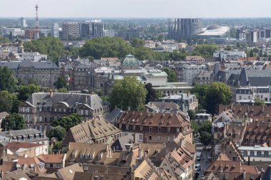 Strasbourg, Fransa - 06: 26 2023: Strasbourg katedrali: Katedralin çatısından şehir manzarası