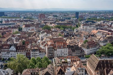 Strasbourg, Fransa - 06: 26 2023: Strasbourg katedrali: Katedralin çatısından şehir manzarası