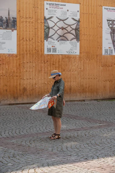 Страсбург Франция 2023 Страсбургский Собор Стоящая Женщина Соломенной Шляпе Голубой — стоковое фото
