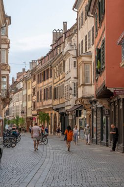 Strasbourg, Fransa - 06 26 2023: Strasbourg Caddesi: Yürüyen insanların bulunduğu tipik bir sokak manzarası