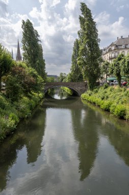 Strasbourg, Fransa - 06 26 2023: Strasbourg şehri: Vosges Bulvarı 'ndaki nehirde yansıyan tipik bir köprü manzarası