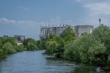 Strasbourg, Fransa - 06 26 2023: Strasbourg şehri: Arquebusiers Footbridge 'den Louise Weiss adlı Avrupa Parlamentosu' nun görüntüsü