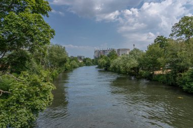 Strasbourg, Fransa - 06 26 2023: Strasbourg şehri: Arquebusiers Footbridge 'den Louise Weiss adlı Avrupa Parlamentosu' nun görüntüsü