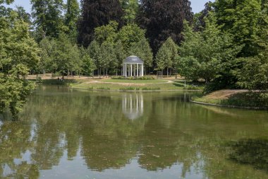 Strasbourg, Fransa - 06: 26 2023: Orangerie Park: Gölde yansıyan Aşk Tapınağı