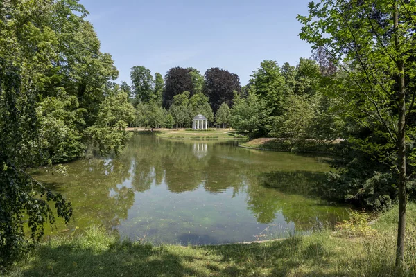 Страсбург Франция 2023 Оранжерейный Парк Вид Храм Любви Отражающийся Озере — стоковое фото