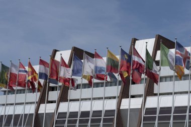 Strasbourg, Fransa - 06 26 2023: Strasbourg şehri: Avrupa Konseyi önündeki tüm Avrupa bayraklarının görünümü