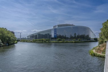 Strasbourg, Fransa - 06: 26 2023: Strasbourg şehri: l 'll Nehri' nden Avrupa Parlamentosu 'na Bakış
