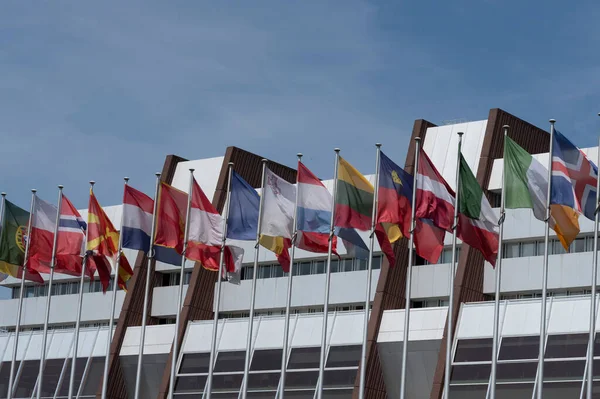 法国斯特拉斯堡 2023 斯特拉斯堡市 欧洲委员会前所有欧洲国旗的景观 — 图库照片