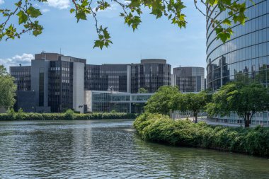 Strasbourg, Fransa - 06: 26 2023: Strasbourg şehri: Avrupa Parlamentosu Sarayı manzarası ve l 'll Nehri' nden Avrupa Ombudsmanı 'na açılan kapı
