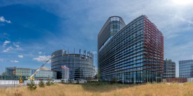 Strasbourg, Fransa - 06 26 2023: Strasbourg şehri: Çevredeki Avrupa Parlamentosu binalarının manzarası