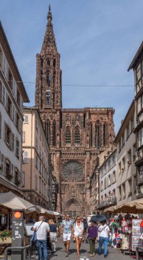 Strasbourg, Fransa - 06: 26 2023: Strasbourg Katedrali: Merciere Caddesi 'ndeki katedralin cephesi