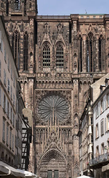 法国斯特拉斯堡 2023 斯特拉斯堡大教堂 从Merciere街俯瞰大教堂正面 — 图库照片