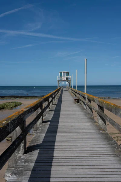 フランスのルーク 2023 フィッシャーマンズ ピアという名前の海の前にある木製の桟橋の眺め — ストック写真