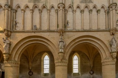 Langrune-Sur-Mer, Fransa - 07: 18 2023: St. Martin Kilisesi 'ndeki tavan ve taş heykellerin manzarası