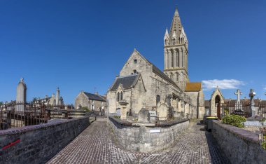 Langrune-Sur-Mer, Fransa - 07: 18 2023: St. Martin Kilisesi 'nin kabristandan görünüşü