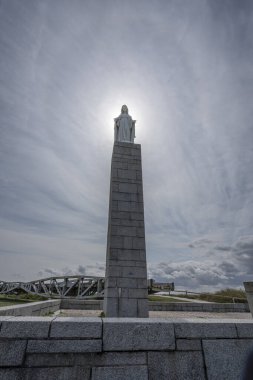 Bakire Meryem heykeli Bulutlu ve güneşli gökyüzü Calvary üzerinde