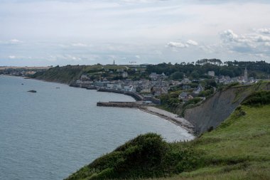 Arromanches-les-Bains, Fransa - 07: 21 2023: Deniz manzarası, dubalar ve uçurumdan şehir