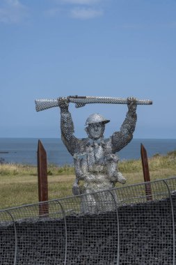 Arromanches-les-Bains, Fransa - 07: 21 2023: Bulutlu ve güneşli bir gökyüzü altında D-day sırasında savaşan ve koşan askerler heykeli