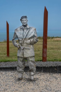 Arromanches-les-Bains, Fransa - 07: 21 2023: Bulutlu ve güneşli bir gökyüzü altında D-day sırasında savaşan ve koşan askerler heykeli