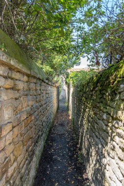 Saint-Aubin-Sur-Mer, Fransa - 07 25 2023: Sahil, deniz ve evlerin küçük bir caddesinden manzara