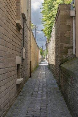 Sahilin küçük bir caddesinden, denizden ve evlerden manzara