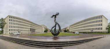 Caen, Fransa - 07: 27: 2023: Caen Normandiya Üniversitesi binası heykeliyle Barış Kordonundan Anka kuşu